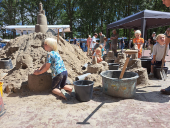 Lekker met zand spelen bij Zandvormgeving op de markt van Melk en Honing 2026 Lekker met zand spelen bij Zandvormgeving op de markt van Melk en Honing 2026